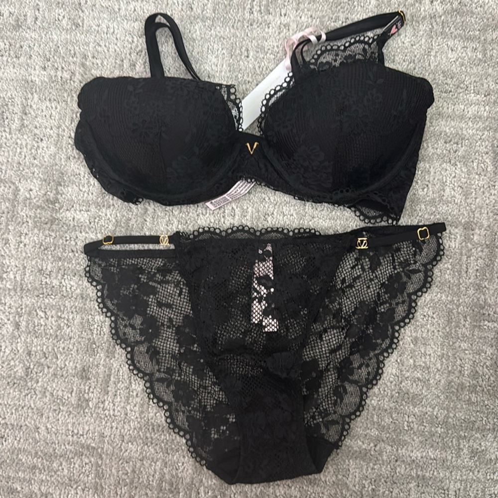 Victoria's Secret Lace Half-Pad Plunge Bra with matching panty NWT -Black